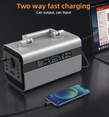 110V / 220V مدخلات الإخراج 600wh محطة طاقة محمولة مع الطاقة الشمسية والضوء 4w